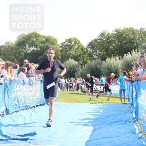 25.08.2024 - Elbe Triathlon Hamburg H.Heesch http://msf.ph/oto/6877725 25.08.2024 11:20:26 Ziel 213, 637 meine-sportfotos.de