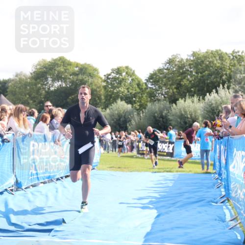 25.08.2024 - Elbe Triathlon Hamburg H.Heesch http://msf.ph/oto/6877731 25.08.2024 11:20:26 Ziel 213, 637 meine-sportfotos.de