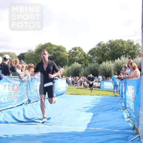 25.08.2024 - Elbe Triathlon Hamburg H.Heesch http://msf.ph/oto/6877751 25.08.2024 11:20:27 Ziel 213, 637 meine-sportfotos.de
