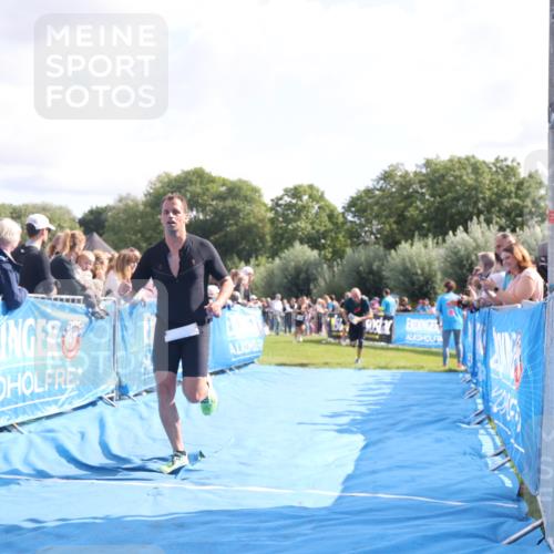 25.08.2024 - Elbe Triathlon Hamburg H.Heesch http://msf.ph/oto/6877755 25.08.2024 11:20:27 Ziel 213, 637 meine-sportfotos.de