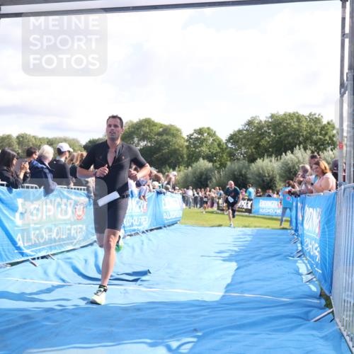 25.08.2024 - Elbe Triathlon Hamburg H.Heesch http://msf.ph/oto/6877773 25.08.2024 11:20:27 Ziel 213, 637 meine-sportfotos.de
