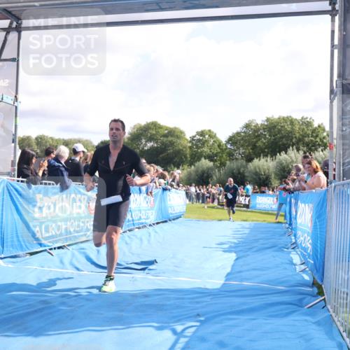 25.08.2024 - Elbe Triathlon Hamburg H.Heesch http://msf.ph/oto/6877776 25.08.2024 11:20:27 Ziel 213, 637 meine-sportfotos.de