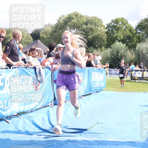 25.08.2024 - Elbe Triathlon Hamburg H.Heesch http://msf.ph/oto/6878048 25.08.2024 12:09:42 Ziel 518, 1653, 1691 meine-sportfotos.de