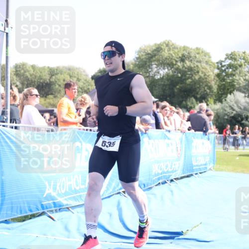 25.08.2024 - Elbe Triathlon Hamburg H.Heesch http://msf.ph/oto/6878236 25.08.2024 11:48:03 Ziel 462, 635, 1565 meine-sportfotos.de