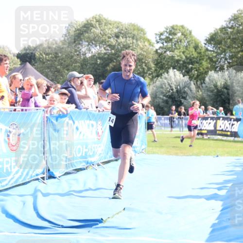 25.08.2024 - Elbe Triathlon Hamburg H.Heesch http://msf.ph/oto/6879070 25.08.2024 11:50:27 Ziel 1414 meine-sportfotos.de