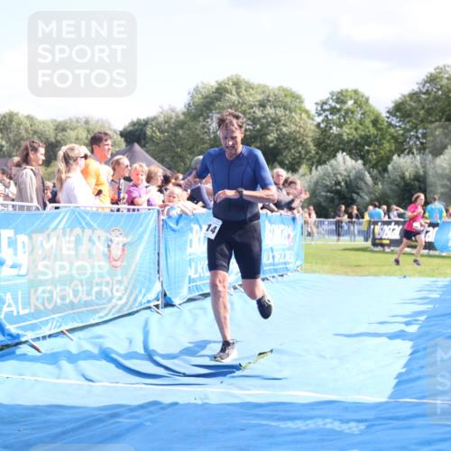 25.08.2024 - Elbe Triathlon Hamburg H.Heesch http://msf.ph/oto/6879087 25.08.2024 11:50:27 Ziel 1414 meine-sportfotos.de