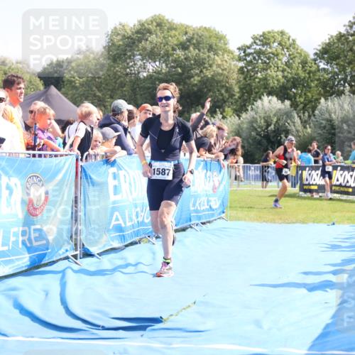 25.08.2024 - Elbe Triathlon Hamburg H.Heesch http://msf.ph/oto/6879211 25.08.2024 11:50:55 Ziel 1502, 1587 meine-sportfotos.de