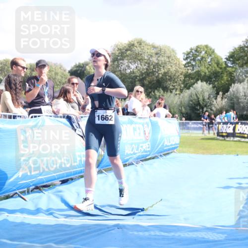 25.08.2024 - Elbe Triathlon Hamburg H.Heesch http://msf.ph/oto/6879278 25.08.2024 12:14:59 Ziel 1657, 1662 meine-sportfotos.de