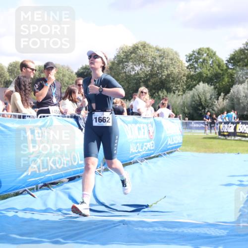 25.08.2024 - Elbe Triathlon Hamburg H.Heesch http://msf.ph/oto/6879280 25.08.2024 12:14:59 Ziel 1657, 1662 meine-sportfotos.de