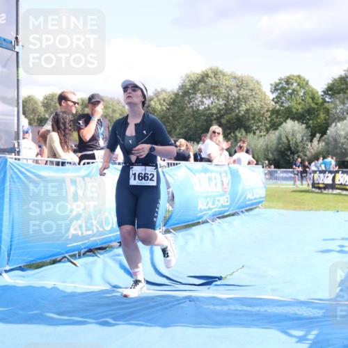 25.08.2024 - Elbe Triathlon Hamburg H.Heesch http://msf.ph/oto/6879285 25.08.2024 12:14:59 Ziel 1657, 1662 meine-sportfotos.de