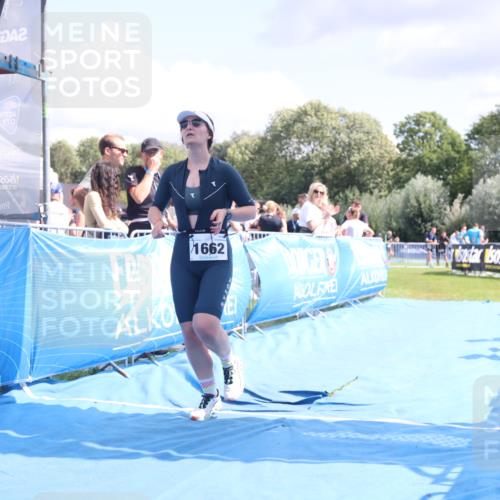 25.08.2024 - Elbe Triathlon Hamburg H.Heesch http://msf.ph/oto/6879287 25.08.2024 12:14:59 Ziel 1657, 1662 meine-sportfotos.de