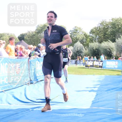 25.08.2024 - Elbe Triathlon Hamburg H.Heesch http://msf.ph/oto/6879310 25.08.2024 11:51:05 Ziel 220, 1526 meine-sportfotos.de