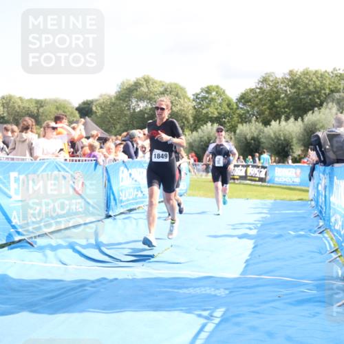 25.08.2024 - Elbe Triathlon Hamburg H.Heesch http://msf.ph/oto/6879573 25.08.2024 11:51:56 Ziel 750, 1577, 1581, 1849 meine-sportfotos.de