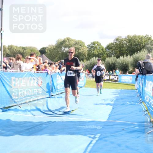 25.08.2024 - Elbe Triathlon Hamburg H.Heesch http://msf.ph/oto/6879577 25.08.2024 11:51:56 Ziel 750, 1577, 1581, 1849 meine-sportfotos.de
