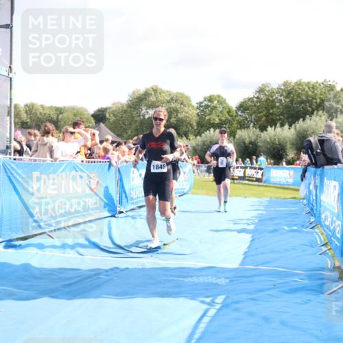 25.08.2024 - Elbe Triathlon Hamburg H.Heesch http://msf.ph/oto/6879579 25.08.2024 11:51:56 Ziel 750, 1577, 1581, 1849 meine-sportfotos.de