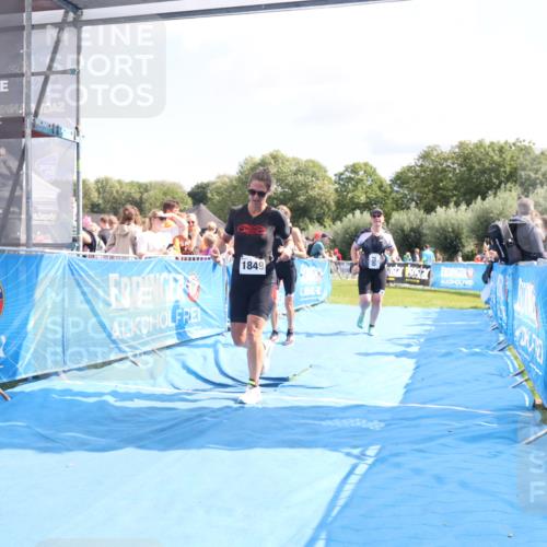 25.08.2024 - Elbe Triathlon Hamburg H.Heesch http://msf.ph/oto/6879591 25.08.2024 11:51:56 Ziel 750, 1577, 1581, 1849 meine-sportfotos.de