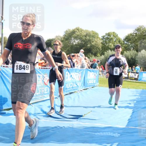 25.08.2024 - Elbe Triathlon Hamburg H.Heesch http://msf.ph/oto/6879600 25.08.2024 11:51:57 Ziel 750, 1577, 1581, 1849 meine-sportfotos.de