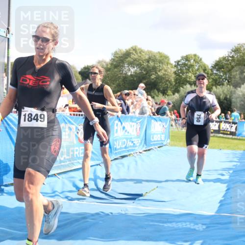 25.08.2024 - Elbe Triathlon Hamburg H.Heesch http://msf.ph/oto/6879602 25.08.2024 11:51:57 Ziel 750, 1577, 1581, 1849 meine-sportfotos.de