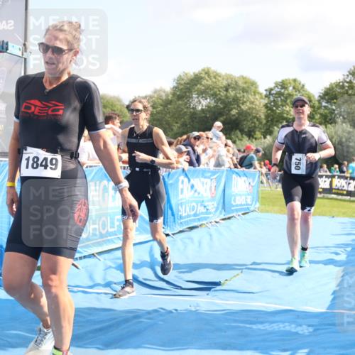 25.08.2024 - Elbe Triathlon Hamburg H.Heesch http://msf.ph/oto/6879606 25.08.2024 11:51:57 Ziel 750, 1577, 1581, 1849 meine-sportfotos.de