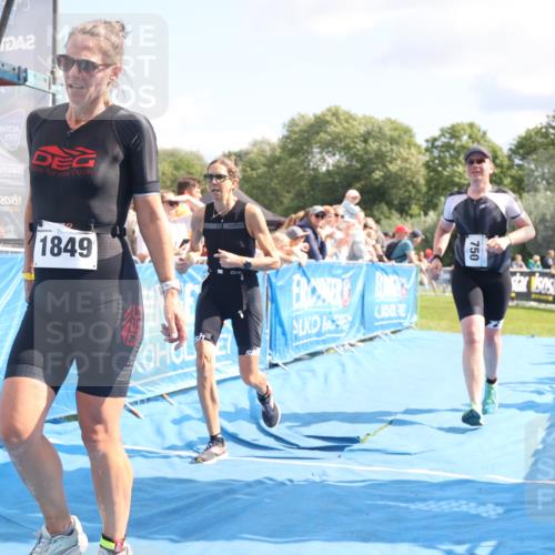 25.08.2024 - Elbe Triathlon Hamburg H.Heesch http://msf.ph/oto/6879607 25.08.2024 11:51:57 Ziel 750, 1577, 1581, 1849 meine-sportfotos.de