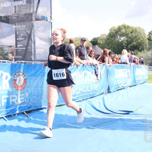 25.08.2024 - Elbe Triathlon Hamburg H.Heesch http://msf.ph/oto/6879612 25.08.2024 12:16:46 Ziel 1616 meine-sportfotos.de