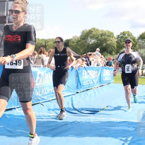 25.08.2024 - Elbe Triathlon Hamburg H.Heesch http://msf.ph/oto/6879613 25.08.2024 11:51:57 Ziel 750, 1577, 1581, 1849 meine-sportfotos.de