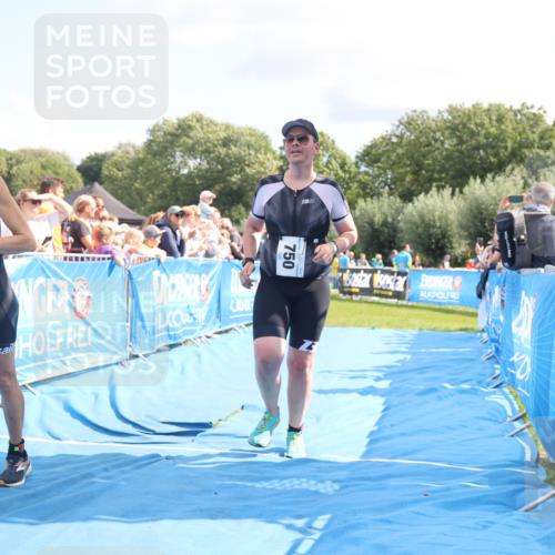 25.08.2024 - Elbe Triathlon Hamburg H.Heesch http://msf.ph/oto/6879616 25.08.2024 11:51:58 Ziel 750, 1577, 1581, 1849 meine-sportfotos.de