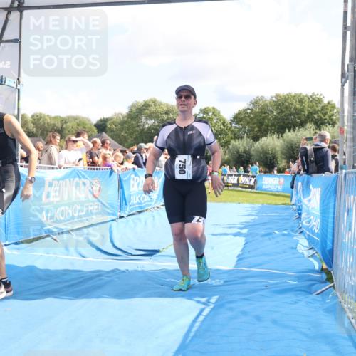 25.08.2024 - Elbe Triathlon Hamburg H.Heesch http://msf.ph/oto/6879630 25.08.2024 11:51:58 Ziel 750, 1577, 1581, 1849 meine-sportfotos.de