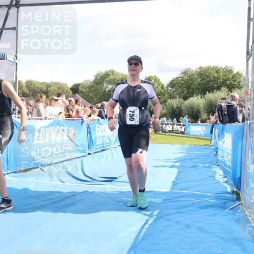 25.08.2024 - Elbe Triathlon Hamburg H.Heesch http://msf.ph/oto/6879632 25.08.2024 11:51:58 Ziel 750, 1577, 1581, 1849 meine-sportfotos.de