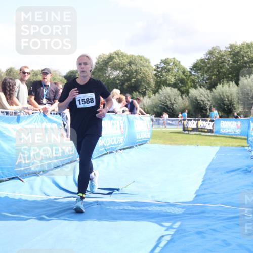 25.08.2024 - Elbe Triathlon Hamburg H.Heesch http://msf.ph/oto/6879658 25.08.2024 12:17:15 Ziel 1588 meine-sportfotos.de