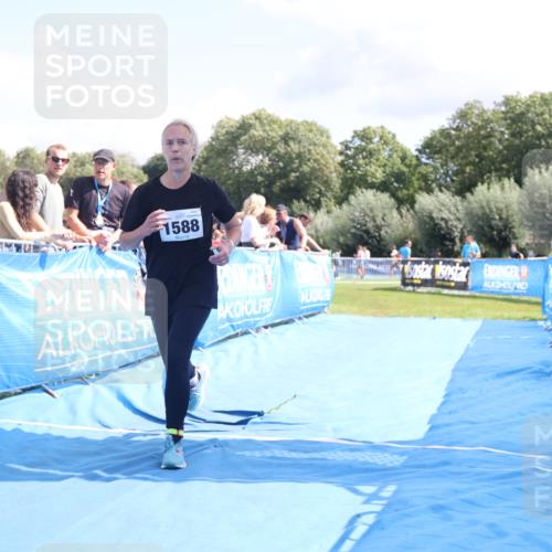 25.08.2024 - Elbe Triathlon Hamburg H.Heesch http://msf.ph/oto/6879660 25.08.2024 12:17:15 Ziel 1588 meine-sportfotos.de
