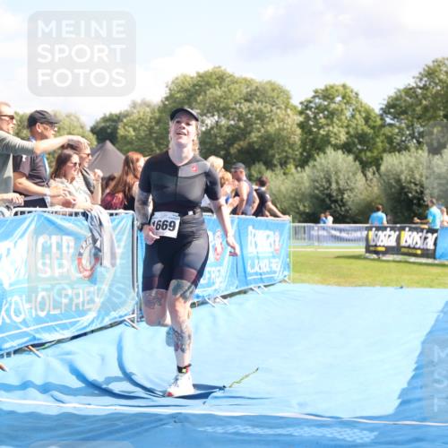 25.08.2024 - Elbe Triathlon Hamburg H.Heesch http://msf.ph/oto/6879673 25.08.2024 12:17:25 Ziel 1669 meine-sportfotos.de