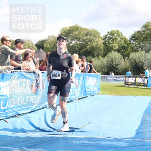 25.08.2024 - Elbe Triathlon Hamburg H.Heesch http://msf.ph/oto/6879675 25.08.2024 12:17:25 Ziel 1669 meine-sportfotos.de