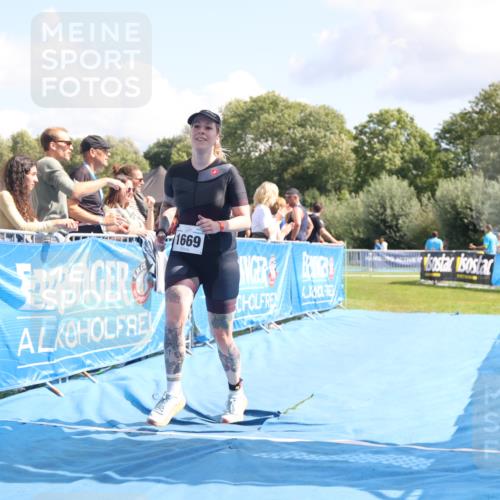 25.08.2024 - Elbe Triathlon Hamburg H.Heesch http://msf.ph/oto/6879677 25.08.2024 12:17:25 Ziel 1669 meine-sportfotos.de