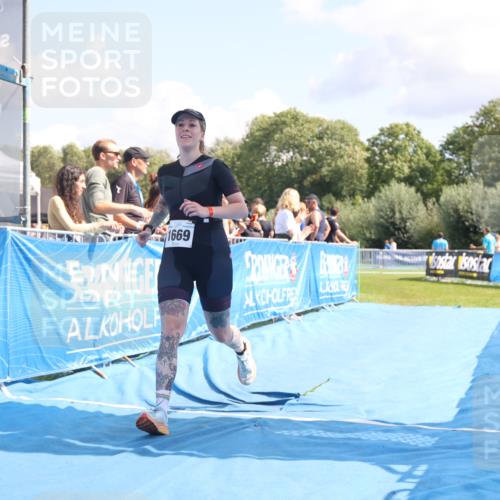 25.08.2024 - Elbe Triathlon Hamburg H.Heesch http://msf.ph/oto/6879682 25.08.2024 12:17:26 Ziel 1669 meine-sportfotos.de