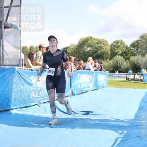 25.08.2024 - Elbe Triathlon Hamburg H.Heesch http://msf.ph/oto/6879686 25.08.2024 12:17:26 Ziel 1669 meine-sportfotos.de