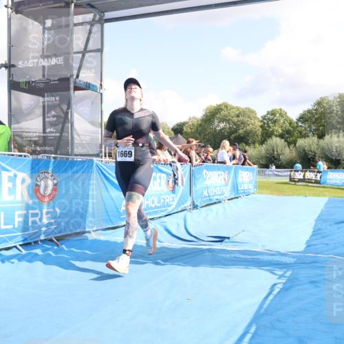 25.08.2024 - Elbe Triathlon Hamburg H.Heesch http://msf.ph/oto/6879691 25.08.2024 12:17:26 Ziel 1669 meine-sportfotos.de