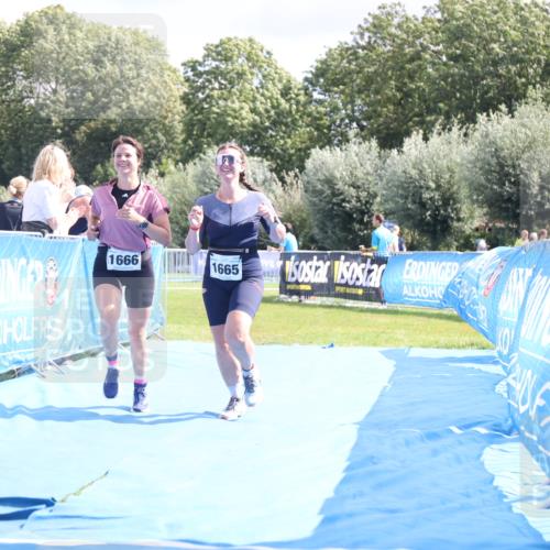 25.08.2024 - Elbe Triathlon Hamburg H.Heesch http://msf.ph/oto/6879704 25.08.2024 12:17:56 Ziel 1665, 1666 meine-sportfotos.de