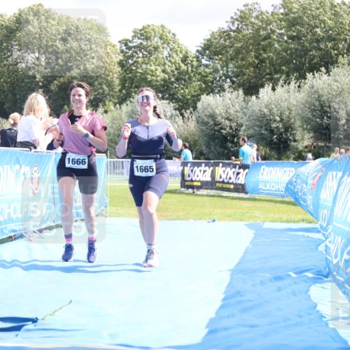 25.08.2024 - Elbe Triathlon Hamburg H.Heesch http://msf.ph/oto/6879706 25.08.2024 12:17:56 Ziel 1665, 1666 meine-sportfotos.de