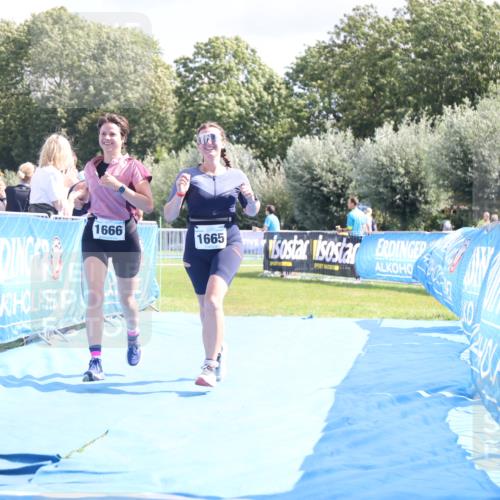 25.08.2024 - Elbe Triathlon Hamburg H.Heesch http://msf.ph/oto/6879708 25.08.2024 12:17:56 Ziel 1665, 1666 meine-sportfotos.de