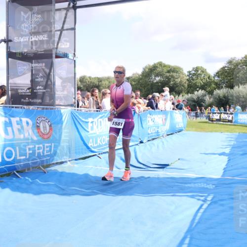 25.08.2024 - Elbe Triathlon Hamburg H.Heesch http://msf.ph/oto/6879709 25.08.2024 11:52:04 Ziel 750, 1577, 1581 meine-sportfotos.de