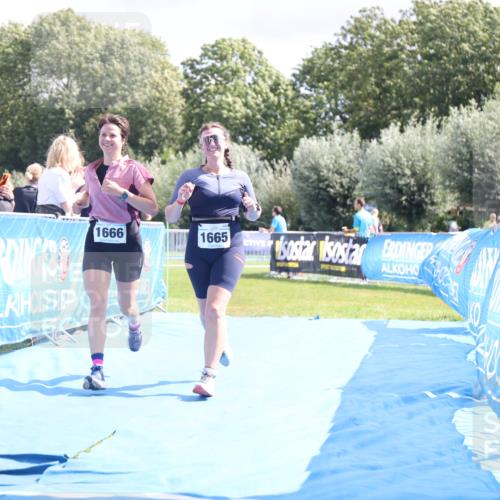 25.08.2024 - Elbe Triathlon Hamburg H.Heesch http://msf.ph/oto/6879710 25.08.2024 12:17:56 Ziel 1665, 1666 meine-sportfotos.de