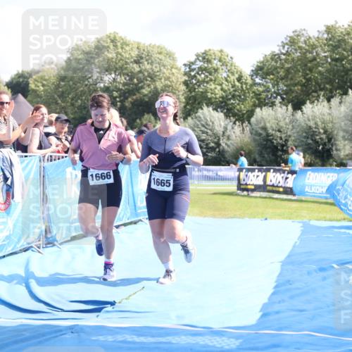 25.08.2024 - Elbe Triathlon Hamburg H.Heesch http://msf.ph/oto/6879712 25.08.2024 12:17:56 Ziel 1665, 1666 meine-sportfotos.de
