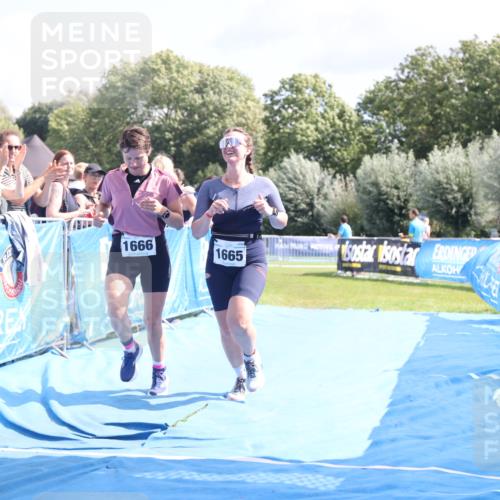 25.08.2024 - Elbe Triathlon Hamburg H.Heesch http://msf.ph/oto/6879714 25.08.2024 12:17:56 Ziel 1665, 1666 meine-sportfotos.de