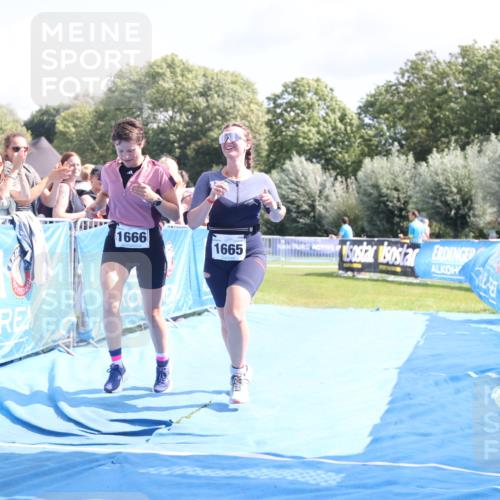 25.08.2024 - Elbe Triathlon Hamburg H.Heesch http://msf.ph/oto/6879717 25.08.2024 12:17:56 Ziel 1665, 1666 meine-sportfotos.de
