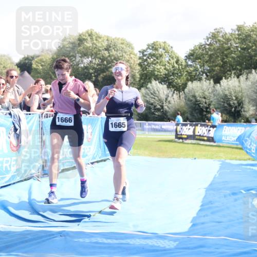 25.08.2024 - Elbe Triathlon Hamburg H.Heesch http://msf.ph/oto/6879718 25.08.2024 12:17:56 Ziel 1665, 1666 meine-sportfotos.de
