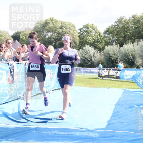 25.08.2024 - Elbe Triathlon Hamburg H.Heesch http://msf.ph/oto/6879720 25.08.2024 12:17:56 Ziel 1665, 1666 meine-sportfotos.de