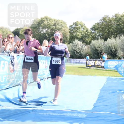 25.08.2024 - Elbe Triathlon Hamburg H.Heesch http://msf.ph/oto/6879723 25.08.2024 12:17:57 Ziel 1665, 1666 meine-sportfotos.de