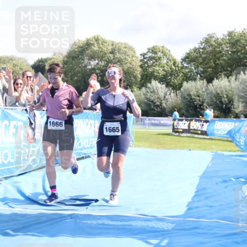 25.08.2024 - Elbe Triathlon Hamburg H.Heesch http://msf.ph/oto/6879725 25.08.2024 12:17:57 Ziel 1665, 1666 meine-sportfotos.de