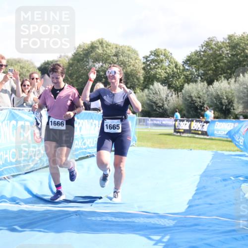 25.08.2024 - Elbe Triathlon Hamburg H.Heesch http://msf.ph/oto/6879727 25.08.2024 12:17:57 Ziel 1665, 1666 meine-sportfotos.de